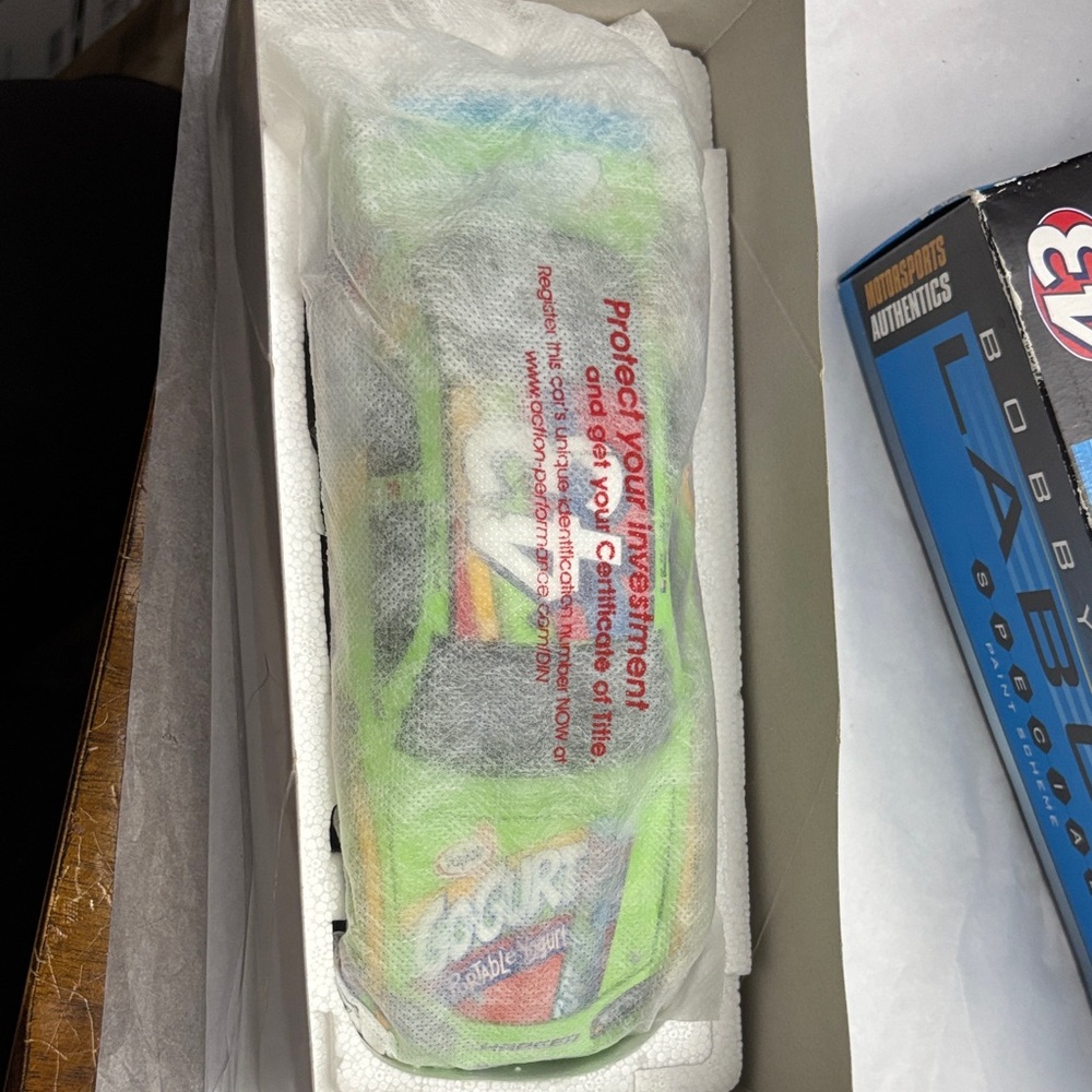 1:24 Diecast 43 Bobby Labonte NASCAR limited edition Go-Gurt car - Picture 10 of 12